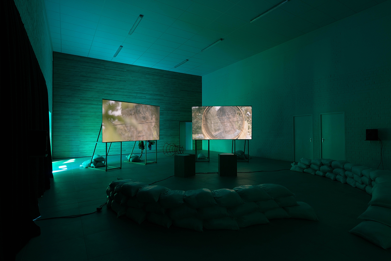 http://mail.abrideswardt.com/files/gimgs/th-81_Installation view Abri de Swardt, Kammakamma (2022-2024), Synchronised two-channel projection, configurable screens, sand from Macassar Dunes, and costumes, 16’54 min 2a.jpg